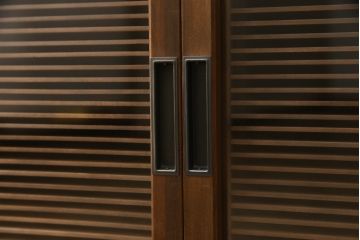 ラフジュ工房オリジナル　古建具リメイク　整然と並ぶ桟がモダンな雰囲気を醸し出すテレビ台(テレビボード、ローボード、収納棚、戸棚、リビングボード)(R-059500)