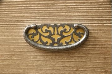中古　国産　職人手造り　金具の黄色がアクセントになってかわいらしい総桐箪笥(並厚、和タンス、桐たんす、収納箪笥、着物箪笥)(R-059501)