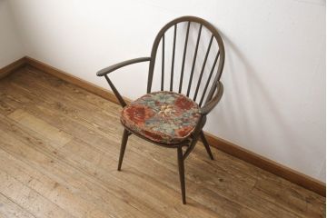 イギリスビンテージ　ERCOL(アーコール)　シンプルなクッション付きフープバックアームチェア(ウィンザーチェア、板座チェア、椅子、イス、1人掛け、ヴィンテージ、ウインザーチェア)(R-059506)