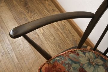イギリスビンテージ　ERCOL(アーコール)　シンプルなクッション付きフープバックアームチェア(ウィンザーチェア、板座チェア、椅子、イス、1人掛け、ヴィンテージ、ウインザーチェア)(R-059506)