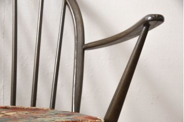 イギリスビンテージ　ERCOL(アーコール)　シンプルなクッション付きフープバックアームチェア(ウィンザーチェア、板座チェア、椅子、イス、1人掛け、ヴィンテージ、ウインザーチェア)(R-059506)