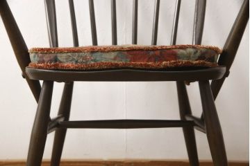 イギリスビンテージ　ERCOL(アーコール)　シンプルなクッション付きフープバックアームチェア(ウィンザーチェア、板座チェア、椅子、イス、1人掛け、ヴィンテージ、ウインザーチェア)(R-059506)