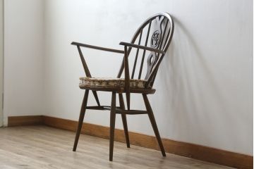 イギリスビンテージ　ERCOL(アーコール)　クッション付きシスルバックチェア(椅子、ダイニングチェア、アームチェア、ウィンザーチェア、板座チェア、イス、1人掛け、ヴィンテージ、ウインザーチェア)(R-059507)