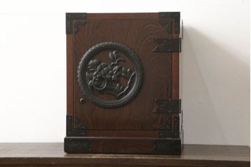 中古　手造り民芸家具　欅(ケヤキ)材　存在感のある金具が魅力的な片開き戸付き小引き出し(小物収納、卓上収納、小抽斗)(R-059509)