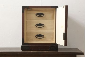 中古　手造り民芸家具　欅(ケヤキ)材　存在感のある金具が魅力的な片開き戸付き小引き出し(小物収納、卓上収納、小抽斗)(R-059509)