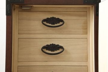 中古　手造り民芸家具　欅(ケヤキ)材　存在感のある金具が魅力的な片開き戸付き小引き出し(小物収納、卓上収納、小抽斗)(R-059509)