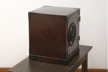 中古　手造り民芸家具　欅(ケヤキ)材　存在感のある金具が魅力的な片開き戸付き小引き出し(小物収納、卓上収納、小抽斗)(R-059509)