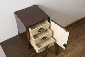 中古　手造り民芸家具　欅(ケヤキ)材　存在感のある金具が魅力的な片開き戸付き小引き出し(小物収納、卓上収納、小抽斗)(R-059509)