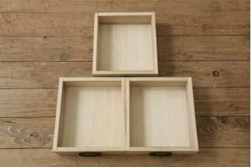 中古　手造り民芸家具　欅(ケヤキ)材　存在感のある金具が魅力的な片開き戸付き小引き出し(小物収納、卓上収納、小抽斗)(R-059509)