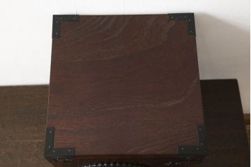 中古　手造り民芸家具　欅(ケヤキ)材　存在感のある金具が魅力的な片開き戸付き小引き出し(小物収納、卓上収納、小抽斗)(R-059509)