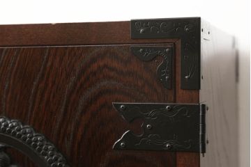 中古　手造り民芸家具　欅(ケヤキ)材　存在感のある金具が魅力的な片開き戸付き小引き出し(小物収納、卓上収納、小抽斗)(R-059509)