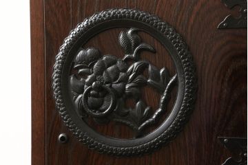 中古　手造り民芸家具　欅(ケヤキ)材　存在感のある金具が魅力的な片開き戸付き小引き出し(小物収納、卓上収納、小抽斗)(R-059509)