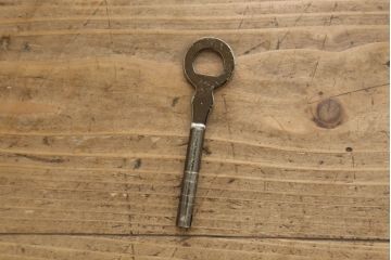 中古　手造り民芸家具　欅(ケヤキ)材　存在感のある金具が魅力的な片開き戸付き小引き出し(小物収納、卓上収納、小抽斗)(R-059509)