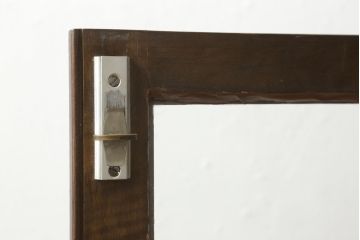 イギリスアンティーク　オーク材　扉に施された彫刻がかわいらしいクラシカルな薄型ブックケース(本棚、戸棚、収納棚、飾り棚、キャビネット)(R-059511)