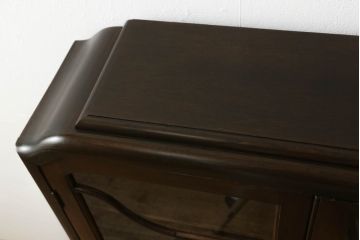 イギリスアンティーク　オーク材　扉に施された彫刻がかわいらしいクラシカルな薄型ブックケース(本棚、戸棚、収納棚、飾り棚、キャビネット)(R-059511)
