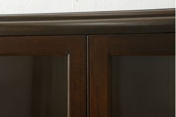 イギリスアンティーク　オーク材　扉に施された彫刻がかわいらしいクラシカルな薄型ブックケース(本棚、戸棚、収納棚、飾り棚、キャビネット)(R-059511)