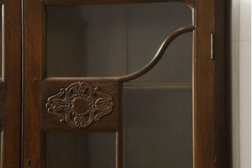 イギリスアンティーク　オーク材　扉に施された彫刻がかわいらしいクラシカルな薄型ブックケース(本棚、戸棚、収納棚、飾り棚、キャビネット)(R-059511)
