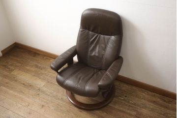 中古　美品　本革　EKORNES(エコーネス)　コンサルシリーズ　クラシック　Sサイズ　オットマン付きストレスレスチェア(レザー、リクライニングチェア、一人掛けソファ、アームチェア)(定価約23万円)(R-059516)