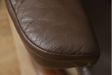 中古　美品　本革　EKORNES(エコーネス)　コンサルシリーズ　クラシック　Sサイズ　オットマン付きストレスレスチェア(レザー、リクライニングチェア、一人掛けソファ、アームチェア)(定価約23万円)(R-059516)