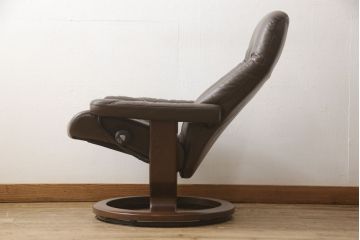 中古　美品　本革　EKORNES(エコーネス)　コンサルシリーズ　クラシック　Sサイズ　オットマン付きストレスレスチェア(レザー、リクライニングチェア、一人掛けソファ、アームチェア)(定価約23万円)(R-059516)