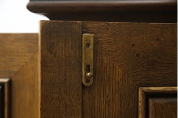 オランダビンテージ　オーク材　扉に施された彫刻が目を引くサイドボード(収納棚、戸棚、リビングボード、ヴィンテージ)(R-059520)