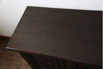 オランダビンテージ　オーク材　扉に施された彫刻が目を引くサイドボード(収納棚、戸棚、リビングボード、ヴィンテージ)(R-059520)