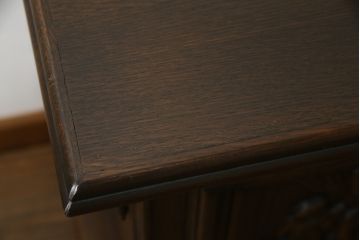 オランダビンテージ　オーク材　扉に施された彫刻が目を引くサイドボード(収納棚、戸棚、リビングボード、ヴィンテージ)(R-059520)