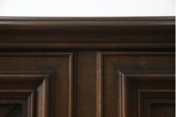 オランダビンテージ　オーク材　扉に施された彫刻が目を引くサイドボード(収納棚、戸棚、リビングボード、ヴィンテージ)(R-059520)