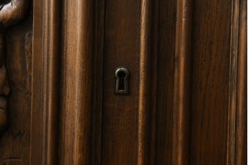 オランダビンテージ　オーク材　扉に施された彫刻が目を引くサイドボード(収納棚、戸棚、リビングボード、ヴィンテージ)(R-059520)