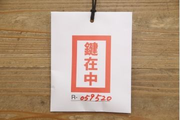 オランダビンテージ　オーク材　扉に施された彫刻が目を引くサイドボード(収納棚、戸棚、リビングボード、ヴィンテージ)(R-059520)