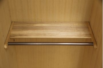 中古　美品　高級品!　在名入り(舟風)　鎌倉彫り　漆塗り・朱塗り　内部桐材　職人のこだわりが感じられるモダンな整理タンス(ワードローブ、衣装たんす、和箪笥、婚礼家具)(R-059523)