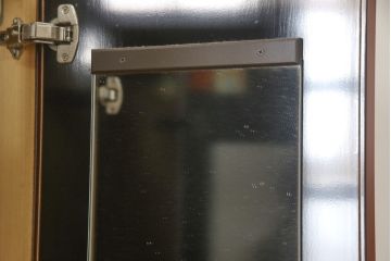 中古　美品　高級品!　在名入り(舟風)　鎌倉彫り　漆塗り・朱塗り　内部桐材　職人のこだわりが感じられるモダンな整理タンス(ワードローブ、衣装たんす、和箪笥、婚礼家具)(R-059523)