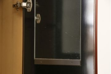 中古　美品　高級品!　在名入り(舟風)　鎌倉彫り　漆塗り・朱塗り　内部桐材　職人のこだわりが感じられるモダンな整理タンス(ワードローブ、衣装たんす、和箪笥、婚礼家具)(R-059523)