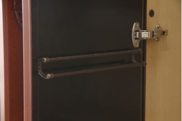中古　美品　高級品!　在名入り(舟風)　鎌倉彫り　漆塗り・朱塗り　内部桐材　職人のこだわりが感じられるモダンな整理タンス(ワードローブ、衣装たんす、和箪笥、婚礼家具)(R-059523)