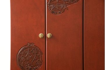 中古　美品　高級品!　在名入り(舟風)　鎌倉彫り　漆塗り・朱塗り　内部桐材　職人のこだわりが感じられるモダンな整理タンス(ワードローブ、衣装たんす、和箪笥、婚礼家具)(R-059523)