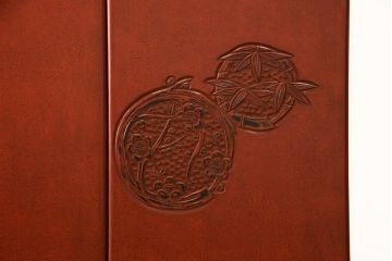 中古　美品　高級品!　在名入り(舟風)　鎌倉彫り　漆塗り・朱塗り　内部桐材　職人のこだわりが感じられるモダンな整理タンス(ワードローブ、衣装たんす、和箪笥、婚礼家具)(R-059523)
