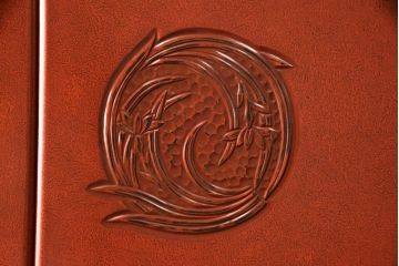 中古　美品　高級品!　在名入り(舟風)　鎌倉彫り　漆塗り・朱塗り　内部桐材　職人のこだわりが感じられるモダンな整理タンス(ワードローブ、衣装たんす、和箪笥、婚礼家具)(R-059523)