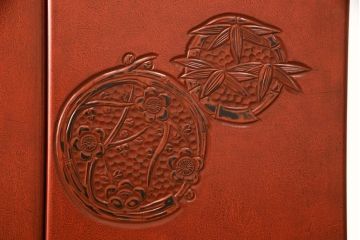 中古　美品　高級品!　在名入り(舟風)　鎌倉彫り　漆塗り・朱塗り　内部桐材　職人のこだわりが感じられるモダンな整理タンス(ワードローブ、衣装たんす、和箪笥、婚礼家具)(R-059523)