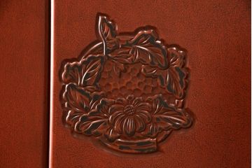 中古　美品　高級品!　在名入り(舟風)　鎌倉彫り　漆塗り・朱塗り　内部桐材　職人のこだわりが感じられるモダンな整理タンス(ワードローブ、衣装たんす、和箪笥、婚礼家具)(R-059523)