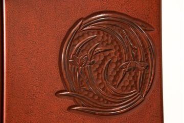 中古　美品　高級品!　在名入り(舟風)　鎌倉彫り　漆塗り・朱塗り　内部桐材　職人のこだわりが感じられるモダンな整理タンス(ワードローブ、衣装たんす、和箪笥、婚礼家具)(R-059523)