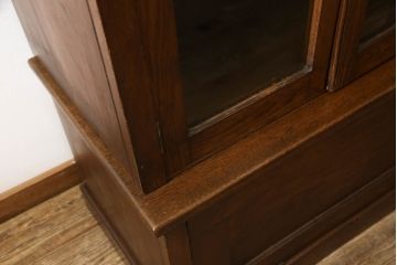 イギリスアンティーク　オーク材　収納力抜群!フラップ式扉が珍しい大型キャビネット(食器棚、飾り棚、収納棚、戸棚、本箱、ブックケース)(R-059524)
