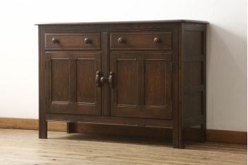 ヴィンテージ家具　イギリスビンテージ　ERCOL(アーコール)　old colonial(オールドコロニアル)　彫りの装飾が目を引くクラシカルなサイドボード(収納棚、戸棚、サイドキャビネット)(R-059529)