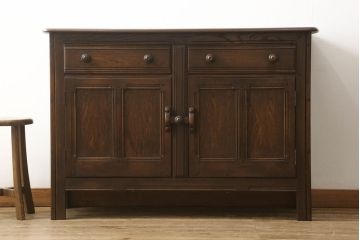 ヴィンテージ家具　イギリスビンテージ　ERCOL(アーコール)　old colonial(オールドコロニアル)　彫りの装飾が目を引くクラシカルなサイドボード(収納棚、戸棚、サイドキャビネット)(R-059529)