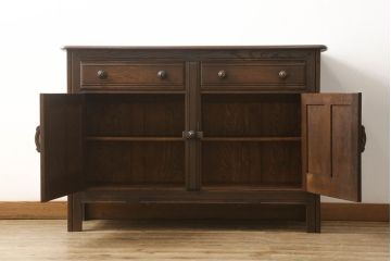 ヴィンテージ家具　イギリスビンテージ　ERCOL(アーコール)　old colonial(オールドコロニアル)　彫りの装飾が目を引くクラシカルなサイドボード(収納棚、戸棚、サイドキャビネット)(R-059529)