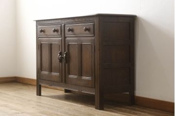 ヴィンテージ家具　イギリスビンテージ　ERCOL(アーコール)　old colonial(オールドコロニアル)　彫りの装飾が目を引くクラシカルなサイドボード(収納棚、戸棚、サイドキャビネット)(R-059529)