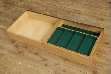 ヴィンテージ家具　イギリスビンテージ　ERCOL(アーコール)　old colonial(オールドコロニアル)　彫りの装飾が目を引くクラシカルなサイドボード(収納棚、戸棚、サイドキャビネット)(R-059529)