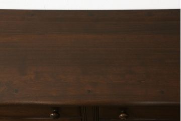 ヴィンテージ家具　イギリスビンテージ　ERCOL(アーコール)　old colonial(オールドコロニアル)　彫りの装飾が目を引くクラシカルなサイドボード(収納棚、戸棚、サイドキャビネット)(R-059529)