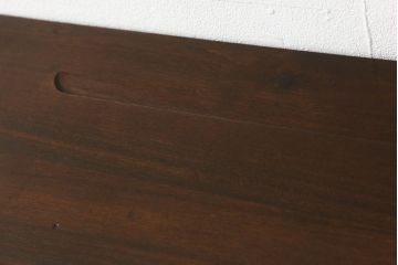 ヴィンテージ家具　イギリスビンテージ　ERCOL(アーコール)　old colonial(オールドコロニアル)　彫りの装飾が目を引くクラシカルなサイドボード(収納棚、戸棚、サイドキャビネット)(R-059529)