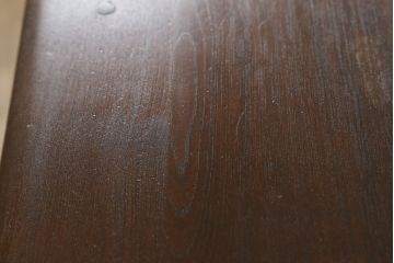 ヴィンテージ家具　イギリスビンテージ　ERCOL(アーコール)　old colonial(オールドコロニアル)　彫りの装飾が目を引くクラシカルなサイドボード(収納棚、戸棚、サイドキャビネット)(R-059529)