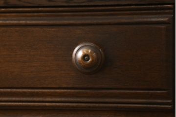 ヴィンテージ家具　イギリスビンテージ　ERCOL(アーコール)　old colonial(オールドコロニアル)　彫りの装飾が目を引くクラシカルなサイドボード(収納棚、戸棚、サイドキャビネット)(R-059529)